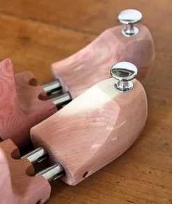 Femme Paire et Fils Produits D'Entretien | Ligne De Soins-Paire d'embauchoirs en bois de cèdre naturel